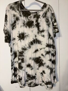 torrid Black & White Tie-Dye V-Neck Pocket Tee